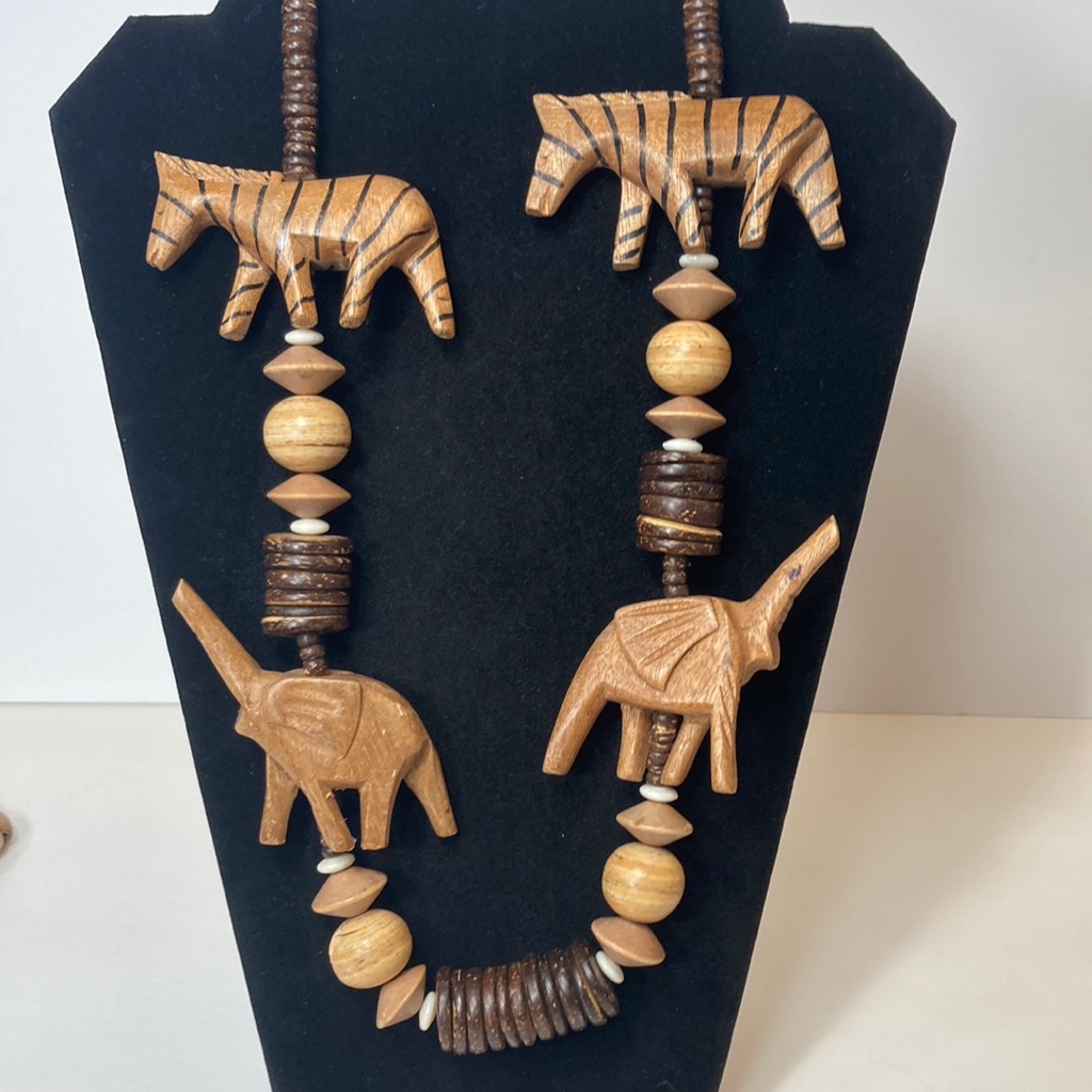 25 Distressed Wood Zebra Elephant Beaded Necklace 19$